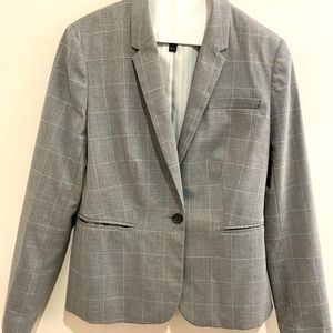 Banana Republic suit. Reegan style pants size 6. Jacket size 4.